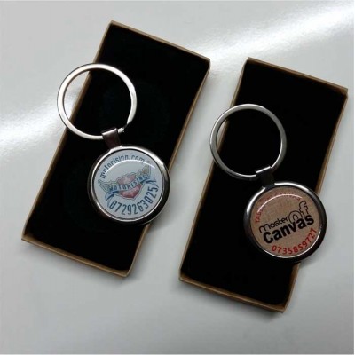 Brelocuri metalice personalizate cu rasina volumetrica